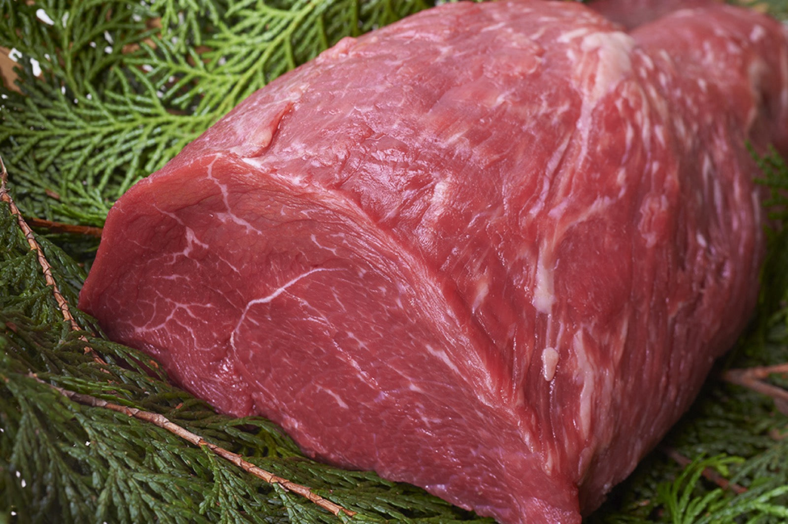 短角牛の赤身のブロック肉。細かなサシが走る断面